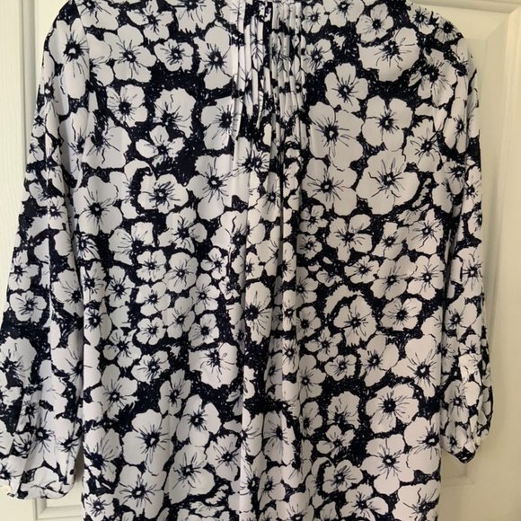 NYDJ floral split neck pin tuck blouse Size XS - Picture 3 of 3